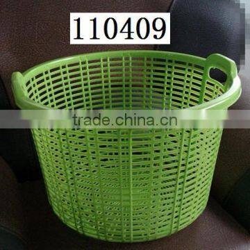 Round plastic laundry basket hamper