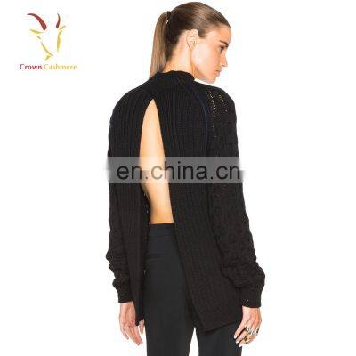 Женский свитер - пуловер с открытой воротником в спине и узором «тросик» из вязаной ткани photo-4