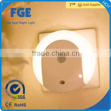 LED Motion Activated Night Light with 7 LEDs Warm White Dusk to Dawn Sensor, Round shaped