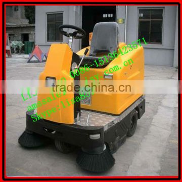 Ride-on type mechanical road cleaning machine