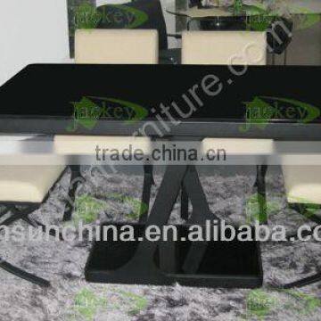 Contracted dining table