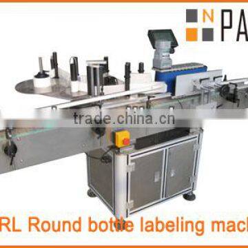 Automatic labeling machine for bottles