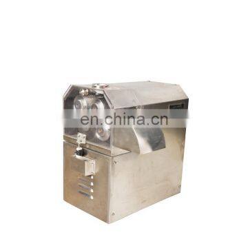 Small electric sugarcane squeezing machine