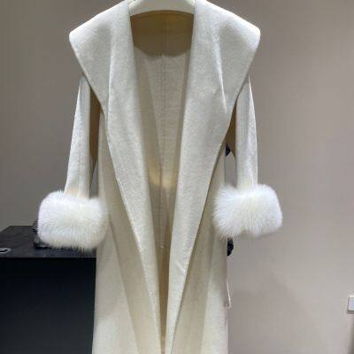 Hochwertiger beidseitiger Wollmantel aus Südkorea mit großem Kragen und Taillenriemen, mittel- bis langem Stil und Fuchsfellmanschetten photo-2