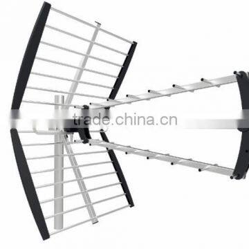 High gain outdoor antenna with foldable reflector