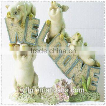 Resin Animal Pig Figurine with LetterCraft for Home Decoration