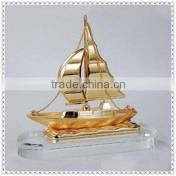 Cheap Hotsell Golden Sailing Crystal Model For Birthday Gifts