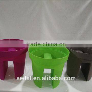 Self watering round planter box for outdoor highway landscaping