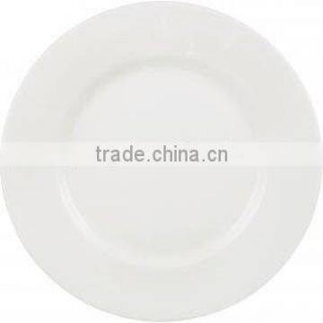 white porcelain plate with kinds of sizes