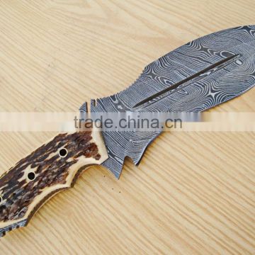 A SHARP/ARMY DESIGN, STAG HORN HANDLE HANDMADE DAMASCUS FIGHTING/HUNTING KNIFE