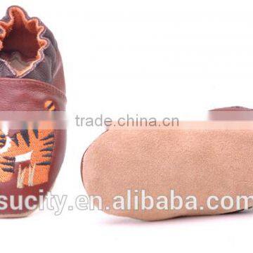 China Baby Leather Shoe With Tiger Embroidered