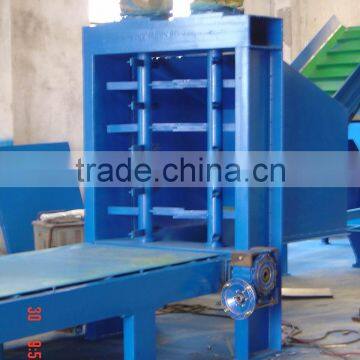 Bale Breaker/Opener for pet bottles