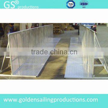 Portable aluminum crowd barrier/crowd barricade for outdoor events