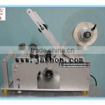 Manual small flat bottle label applicator machine