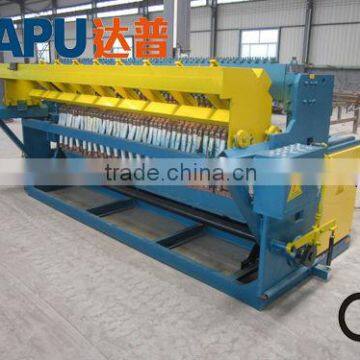 Wire mesh fence welding machine