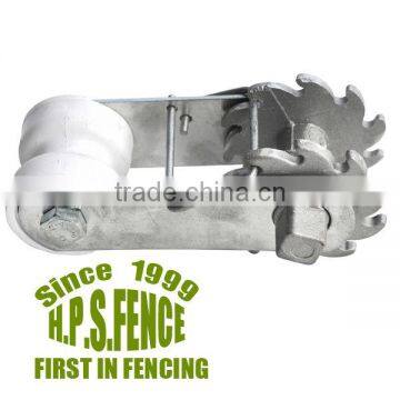 Electric fence ratchet wire strainer for high tension fencing wire