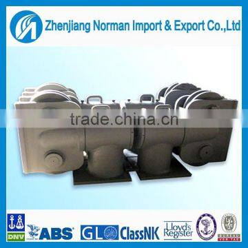 Universal swivel roller fairlead for marine mooring