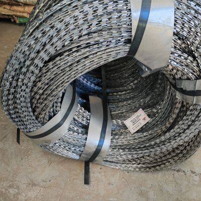 Высокопрочная оцинкованная противоскользящая сварная барбированная проволочная сетка-забор