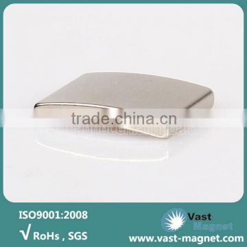 Sintered neodymium permanent magnet arc