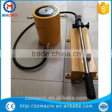 Hydraulic cylinder with manual oil pump