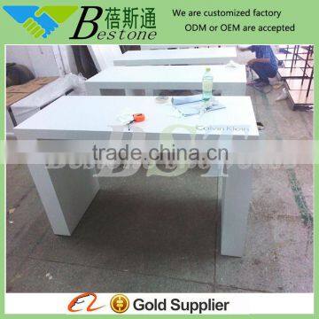 Modern white cloth shop counter table design for clothing store