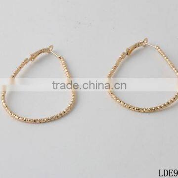 Oval gold hoop earrings