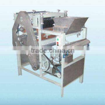 Peanut wet peeling machine