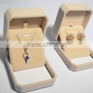 Custom Wholesale Small Velvet Jewelry Box for Wedding photo-3