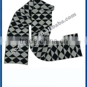 checked scarf in white/black