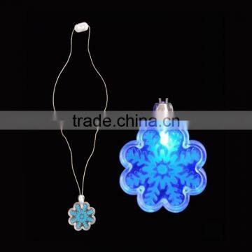 Yi wu factory wholesale party event supplies plastic blue light led christmas snowflake pedant light up necklace