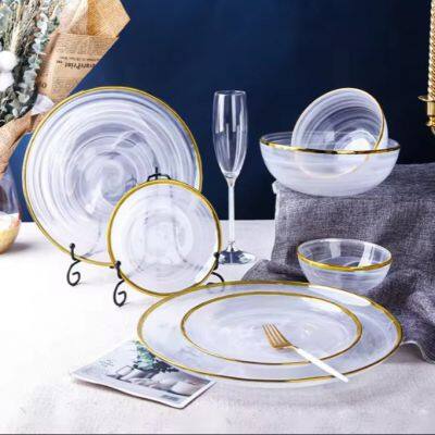 Облакообразные стеклянные тарелки и блюда для свадебного приема. Прозрачные круглые стеклянные тарелки для подачи фруктов, салатов и пирогов для гостиниц и ресторанов. Столовые приборы.