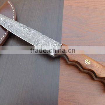 udk h281" custom made Damascus hunting knife / Bowie knife with beautiful walnut wood handle