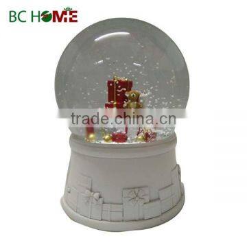 2015 New design christmas snow globe with present inside white