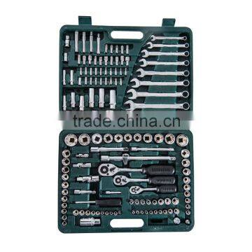 HomCom 137 Piece Mechanic's Socket and Ratchet Wrench Tool Kit Set