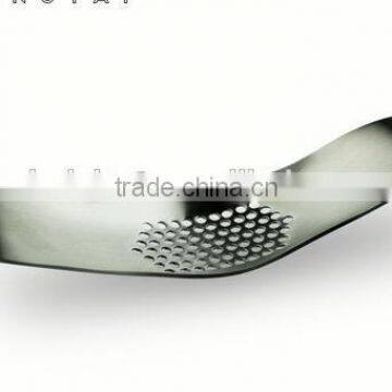 Cy282 Curved Garlic Stainless Steel 304/430 Multi-functional Manual Garlic Creative Twist Garlic Kitchen Worn Garlic photo-3