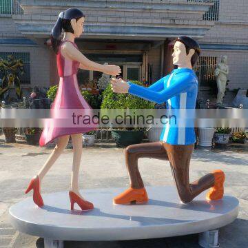 Fiberglass propose lover sculpture for park or mall decoration