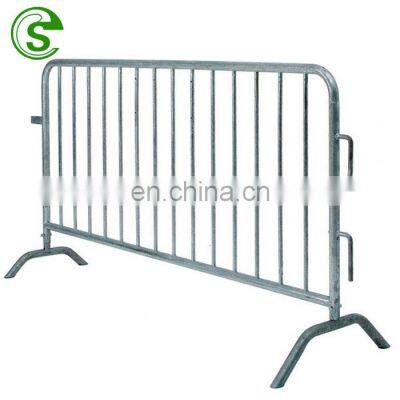 8ft hot dipped galvanized crowd control barricade with bridge feet