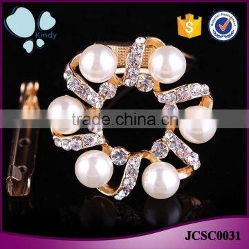 Cheap wholesale gold plated zinc alloy pearl rhinestone flower shaped scarf clip brooch