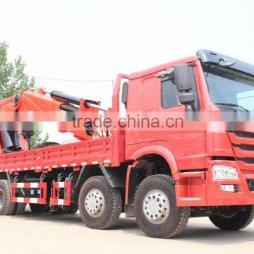 howo 8*4 70T crane truck gets up with the heavy and transport vehicle truck with loading crane