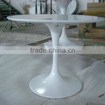 Dining Room Eero Saarinen Fiberglass Tulip Table photo-3