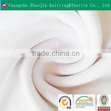 Natural dyed white sports fabrics without additives