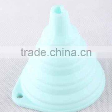 Hanging cooking tool folding circular silicone funnel