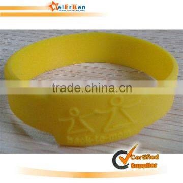 promotional cheap rubber bracelet maker for colleges