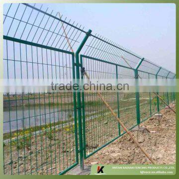 PE coated wire mesh fence