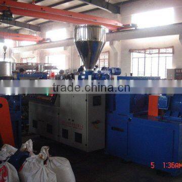 Twin screw extruder