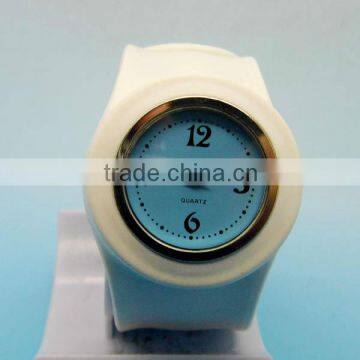 Promotion gift best price quartz silicone slap on watch