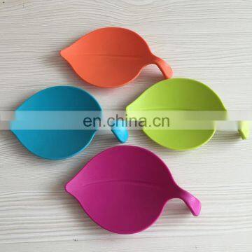 Customize color food grade silicone rubber leaf shape cup lid