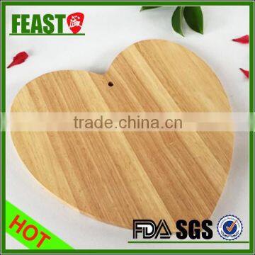 2015 New design hot sale heart shape bamboo chopping board