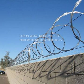 BTO-22 Diameter 450MM 500MM Coil Barbed Razor Wire Fence