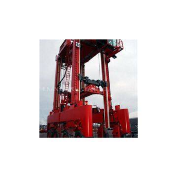 Straddle Carrier for lifting container